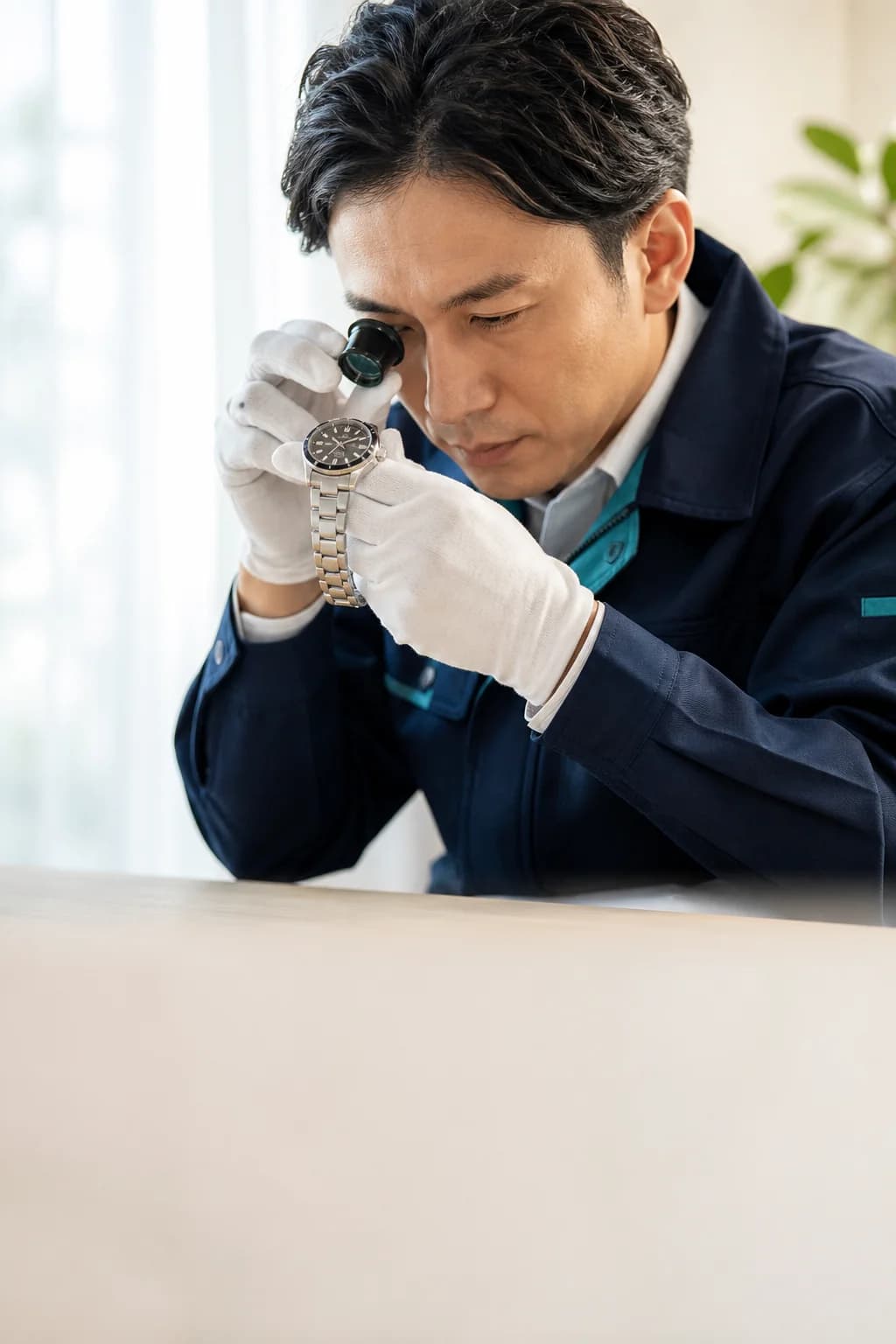 査定士が高級腕時計を査定する様子